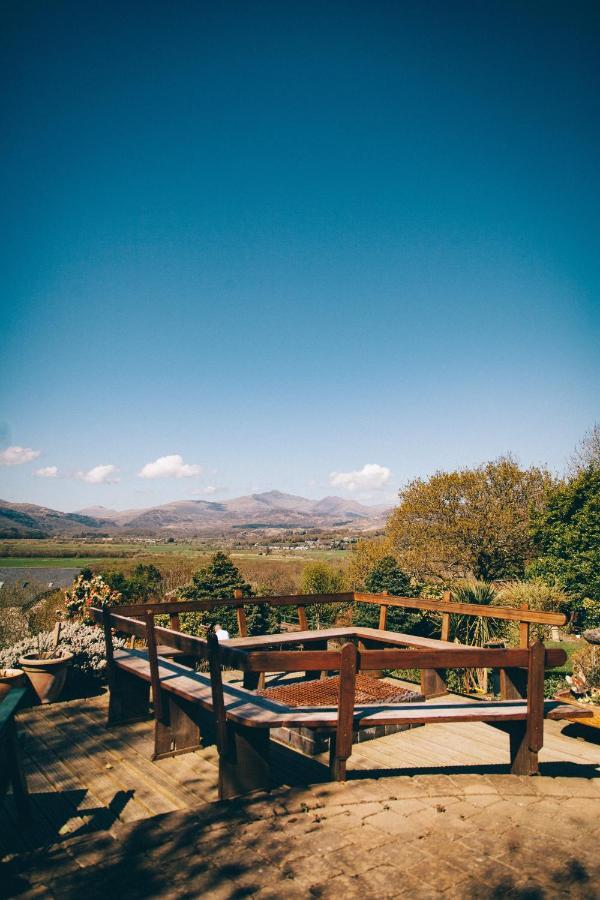 Ferlas Bed And Breakfast Penrhyndeudreath Buitenkant foto