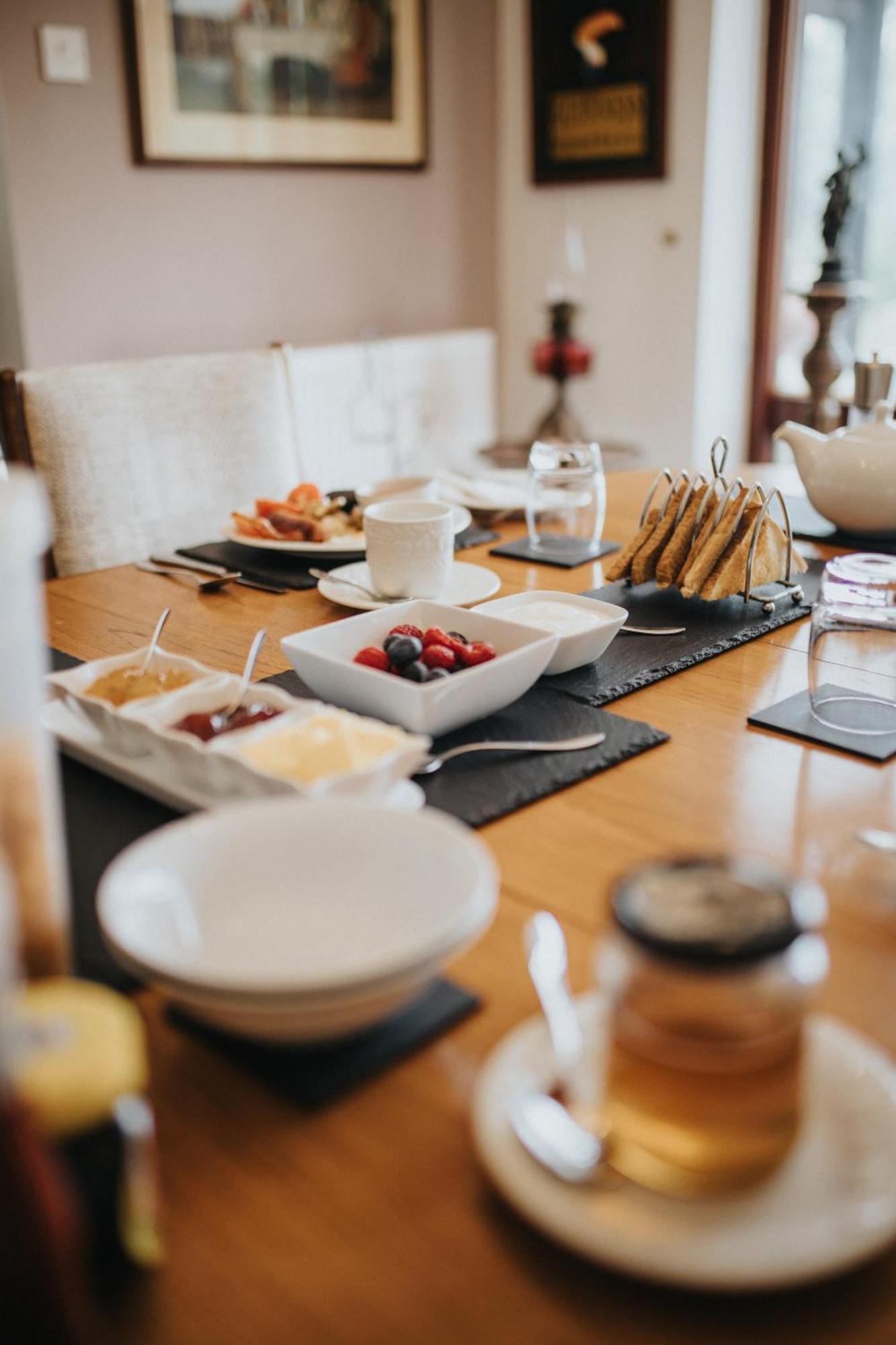 Ferlas Bed And Breakfast Penrhyndeudreath Buitenkant foto